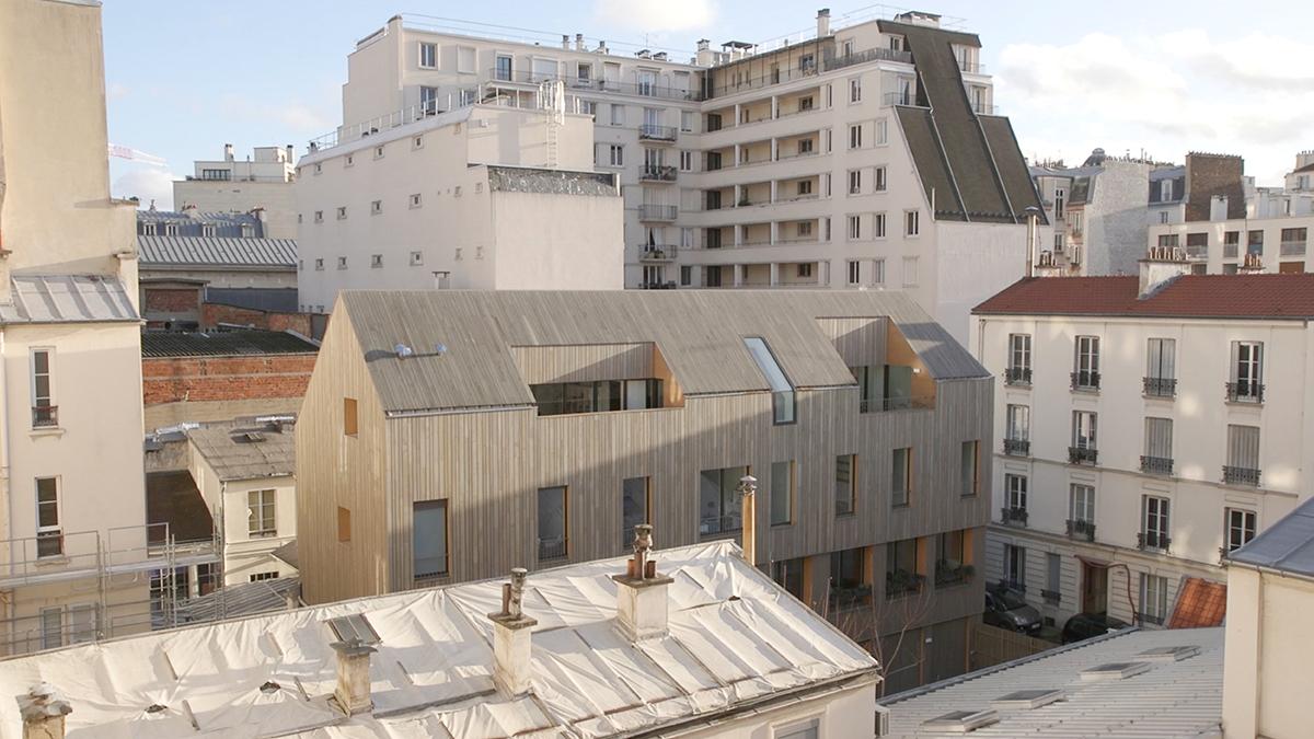 Fachada de brechó parisiense 1 do 4º arrondissement, altura da rue des